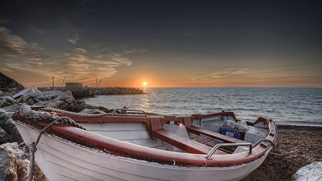 Sunset beach boat rocky shoreline free wallpaper for desktop - medium preview image