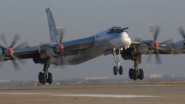 Silver airplane puzzle battle fighter free wallpaper for desktop - medium preview image