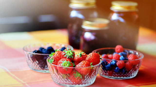 Fruit bowl jam berries dessert free wallpaper for desktop - medium preview image