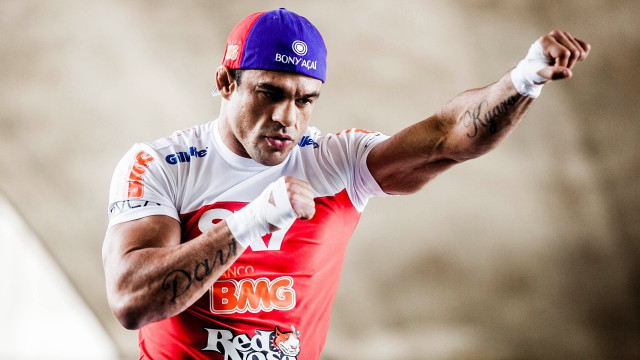 Man bluecap redshirt frisbee sculpture #2 free wallpaper for desktop - medium preview image