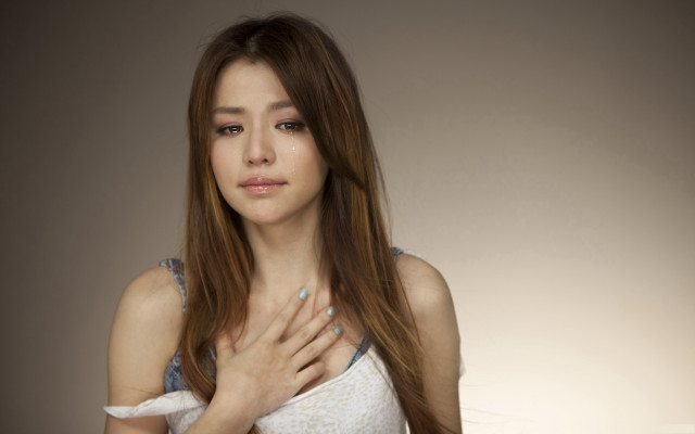 Woman longhair whiteTop posing 3d free wallpaper for desktop - medium preview image