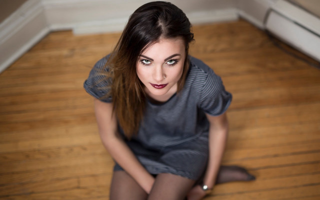 Woman sitting crossed pony tail free wallpaper for desktop - medium preview image