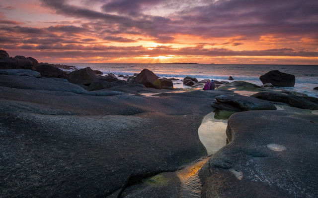 Sunset rocky beach people cliffs free wallpaper for desktop - medium preview image