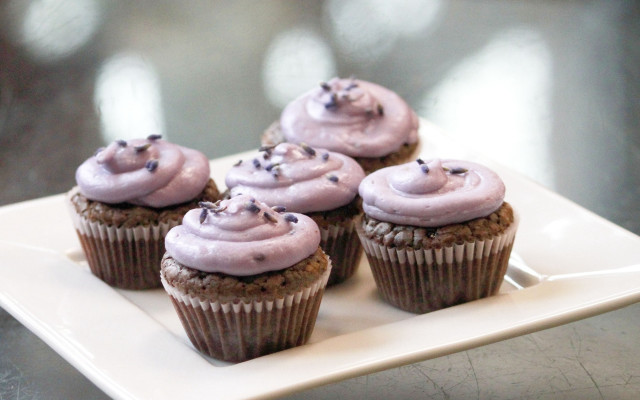 Cupcakes frosting table wine pastel free wallpaper for desktop - medium preview image