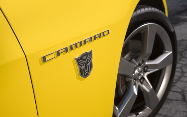 Yellow car emblem black stripe free wallpaper for desktop - medium preview image