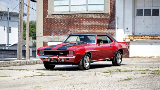 Red car tiltshift vroom fence free wallpaper for desktop - medium preview image