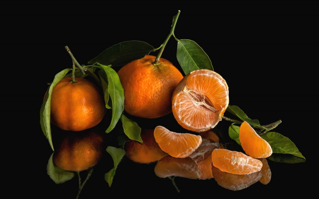 Oranges leaves slices reflection photorealism free wallpaper for desktop - medium preview image