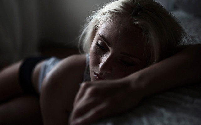 Woman lying bed portrait fiona free wallpaper for desktop - medium preview image