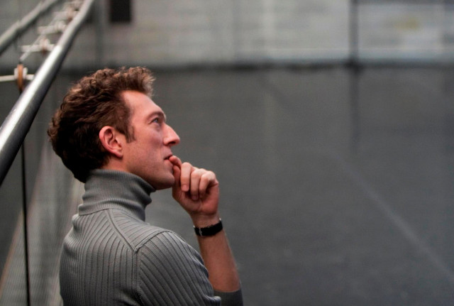 Man leaning railing looking up free wallpaper for desktop - medium preview image