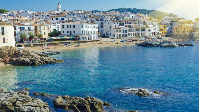 Bascove beach cityscape boat water free wallpaper for desktop - medium preview image