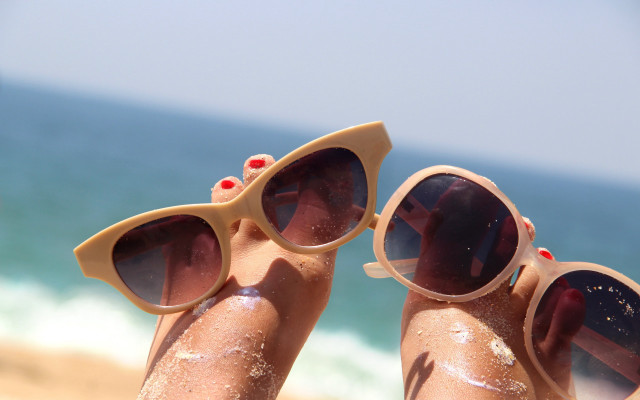 Beach sunglasses ocean sunshine photorealistic free wallpaper for desktop - medium preview image