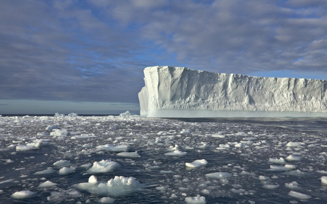 Large iceberg ocean ice floes free wallpaper for desktop - medium preview image