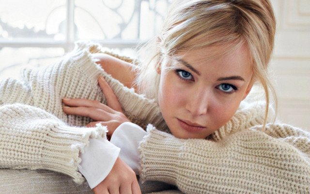 Araceli gilbert blonde woman couch free wallpaper for desktop - medium preview image