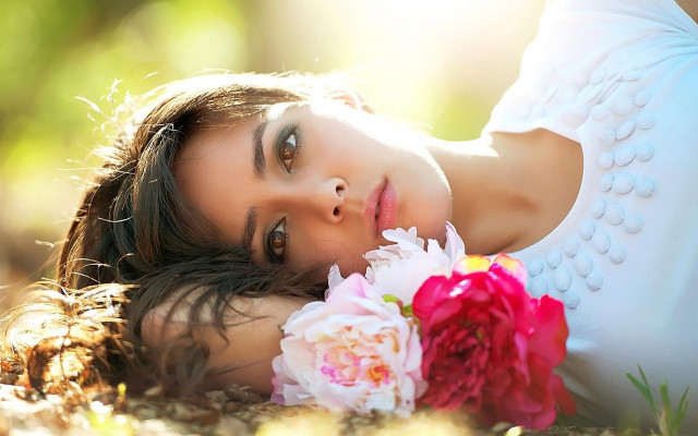 Woman flowers bouquet art photography free wallpaper for desktop - medium preview image