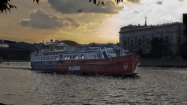 Large boat river clocktower tall free wallpaper for desktop - medium preview image