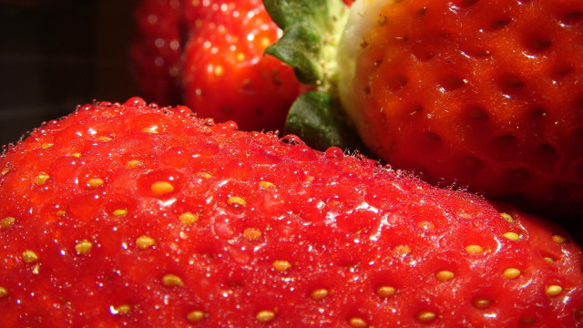 Strawberry water droplets green leaf free wallpaper for desktop - medium preview image