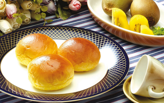 Plate rolls fruit flowers table free wallpaper for desktop - medium preview image