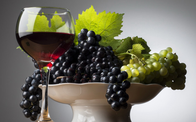 Wine grapes bowl stilllife professional free wallpaper for desktop - medium preview image