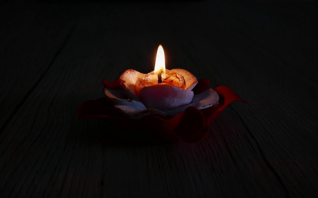 Candle dark red cloth raytraced free wallpaper for desktop - medium preview image