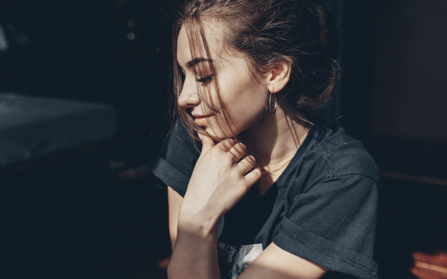 Woman sitting side profile blurry free wallpaper for desktop - medium preview image