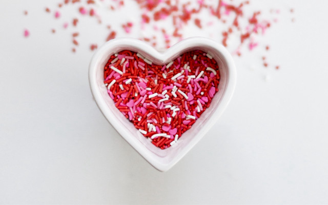 Heart bowl sprinkles pink red free wallpaper for desktop - medium preview image