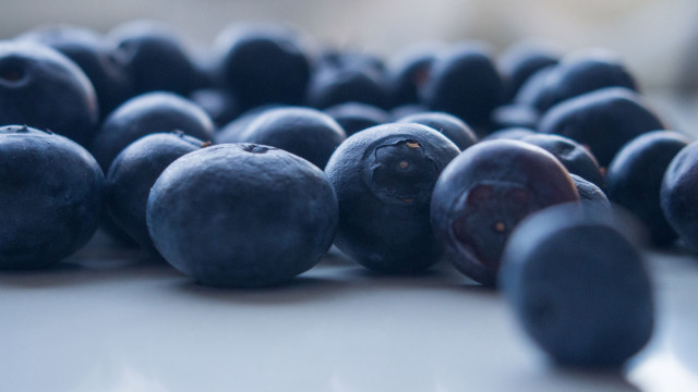 Blueberries closeup macro blurry bokeh free wallpaper for desktop - medium preview image
