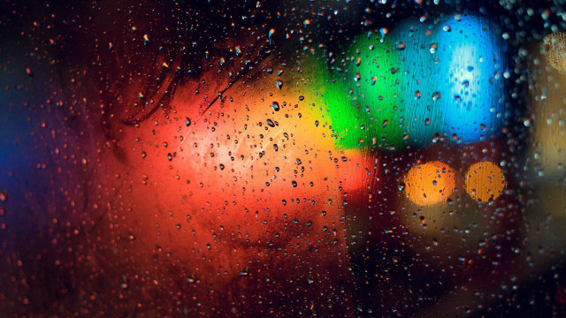 Blurry traffic light rain window free wallpaper for desktop - medium preview image