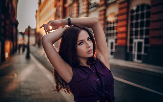 Woman purple shirt street corner free wallpaper for desktop - medium preview image