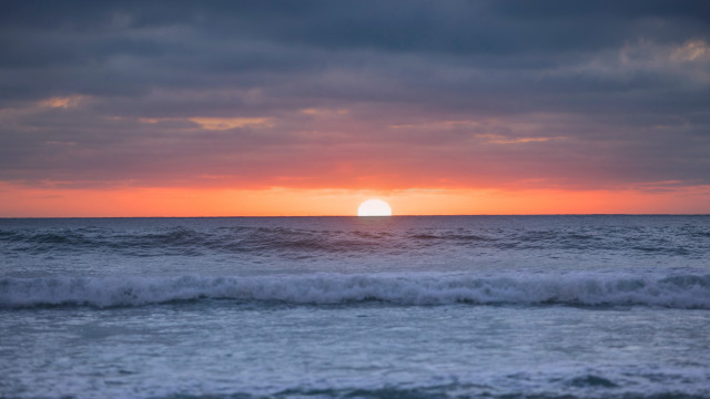 Sunset ocean wave beach city free wallpaper for desktop - medium preview image