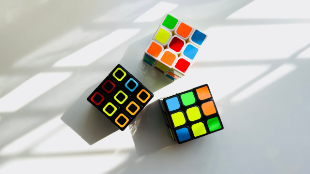 Rubik cubes table cubo futurism free wallpaper for desktop - medium preview image
