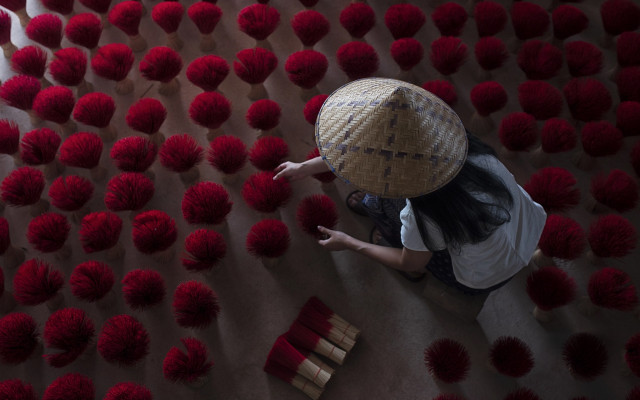 Woman kneeling red yarn straw free wallpaper for desktop - medium preview image