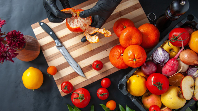 Cutting board knife tomatoes fruits free wallpaper for desktop - medium preview image