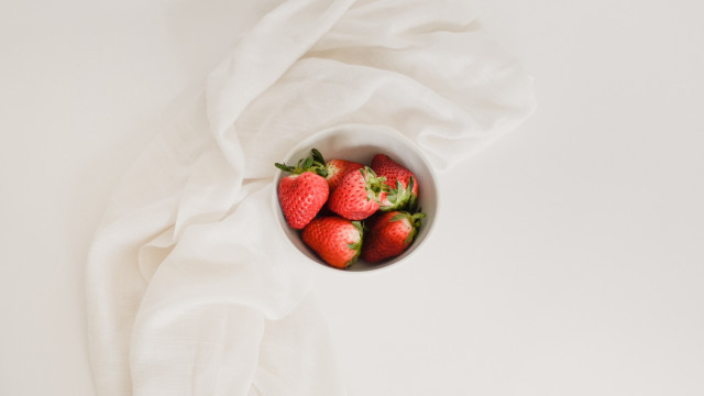 Bowl strawberries white cloth top free wallpaper for desktop - medium preview image