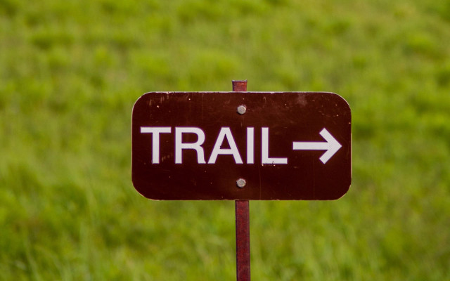Trail sign green grass arrow free wallpaper for desktop - medium preview image