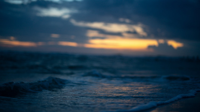Blurry ocean sunset waves boat free wallpaper for desktop - medium preview image