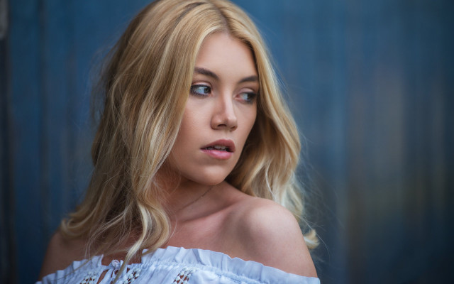 Eszter blonde blue background portrait free wallpaper for desktop - medium preview image