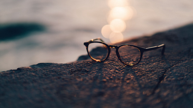 Glasses rock ocean sunset bokeh free wallpaper for desktop - medium preview image