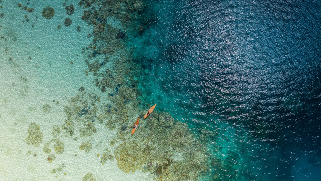 Boat beach rocks ocean night free wallpaper for desktop - medium preview image