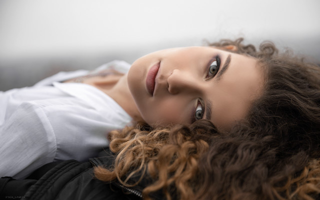 Woman curly hair bed smile free wallpaper for desktop - medium preview image