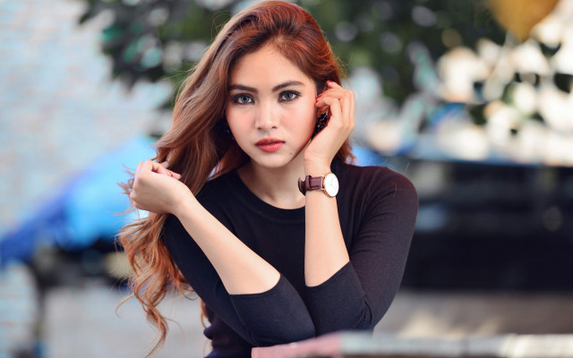 Woman watch citystreet tree portrait free wallpaper for desktop - medium preview image