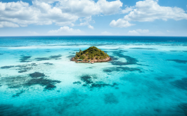 Island house boat ocean tiltshift free wallpaper for desktop - medium preview image