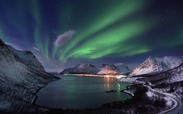 Aurora borealis lake mountains night free wallpaper for desktop - medium preview image
