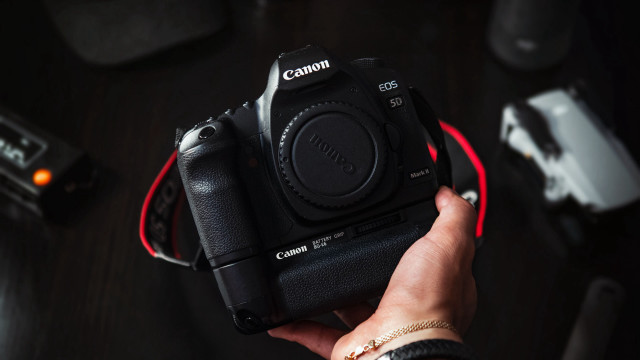 Person holding camera table carlos free wallpaper for desktop - medium preview image