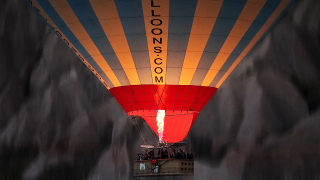 Hot air balloon lit sky free wallpaper for desktop - medium preview image