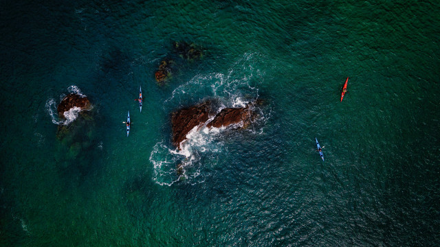 Surfers rocks bubble underwater space free wallpaper for desktop - medium preview image