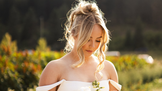 Woman white dress flower phone #2 free wallpaper for desktop - medium preview image