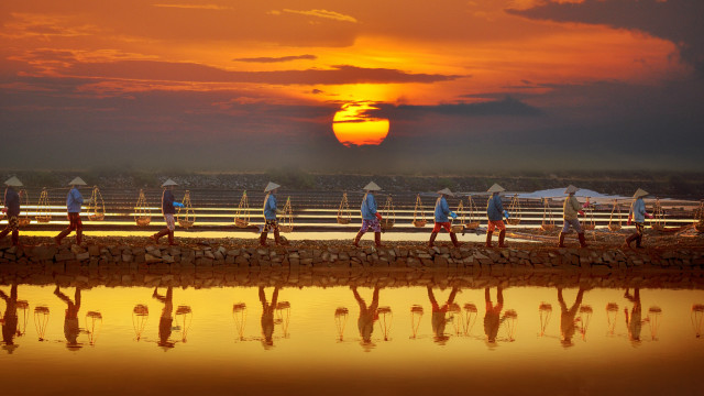 Beach umbrella sunset group people free wallpaper for desktop - medium preview image
