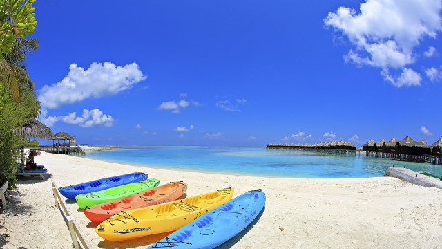 Beach canoes thatched hut tiltshift free wallpaper for desktop - medium preview image