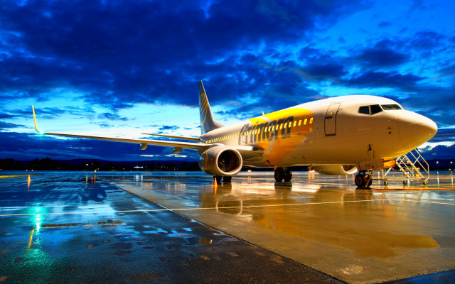 Jetliner airport tarmac night sky free wallpaper for desktop - medium preview image