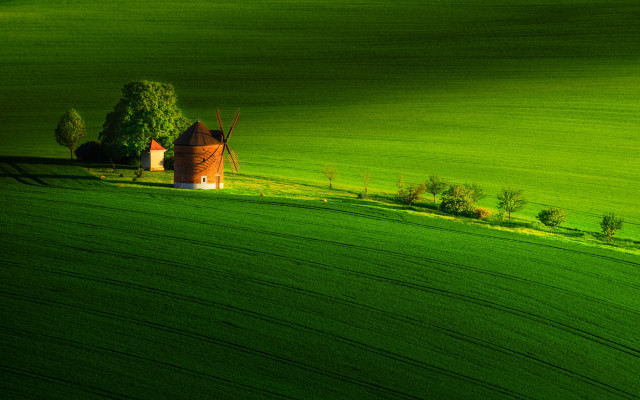 Green field red barn trees free wallpaper for desktop - medium preview image